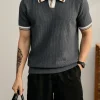 Herren-Polohemd aus Strick mit kontrastierendem Kragen