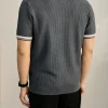 Herren-Polohemd aus Strick mit kontrastierendem Kragen