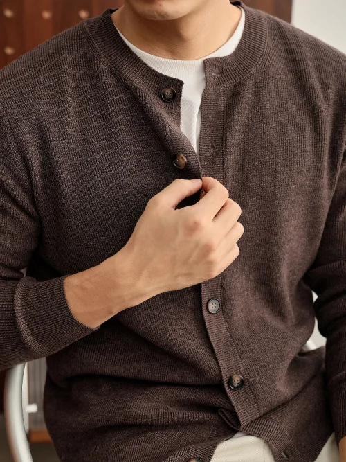 Autre point de vue sur le principe Men's knitted cardigan with a round neck