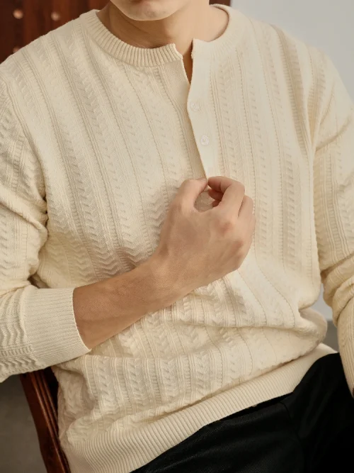 Autre point de vue sur le principe Men's knitted sweater features a semi-open collar with buttons and a twisted knit texture