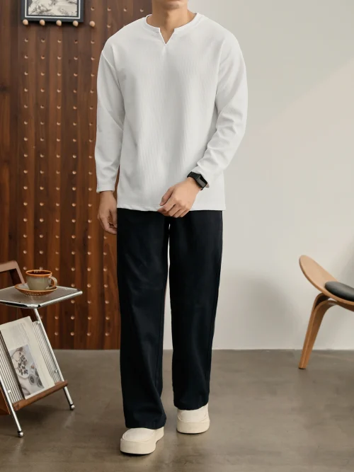 Alternative Sichtweise auf Men's knitted sweater with a small V-neck