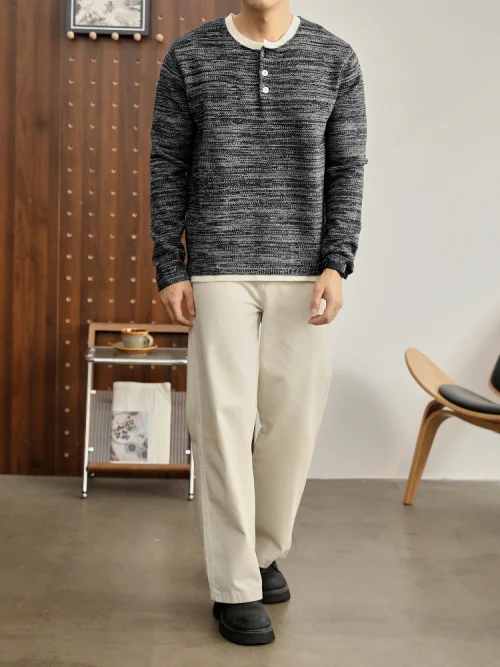 Autre point de vue sur le principe Men's knitted sweater features a classic round neck with double buttons and a semi-open opening