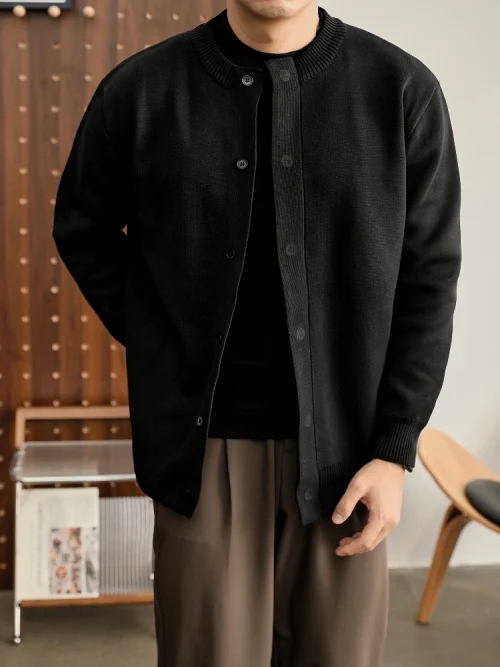 Autre point de vue sur le principe Men's knitted cardigan with single breasted buttons