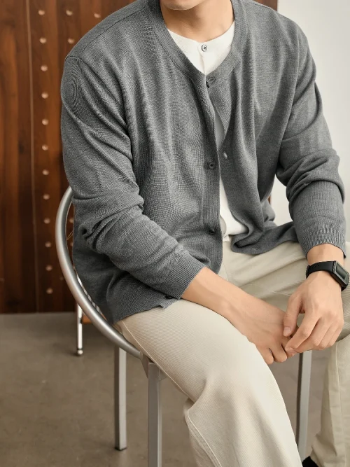 Alternative Sichtweise auf Men's knitted cardigan with twist weaving technique