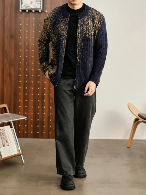 Autre point de vue sur le principe Men's knitted cardigan features a dark blue main color with golden splatter