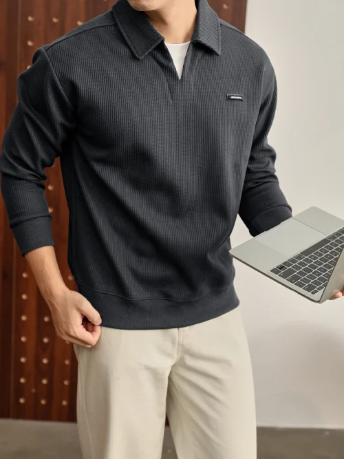 Una visión alternativa de Men's T-shirt with a lapel and a half-opening style made of waffle-textured fabric