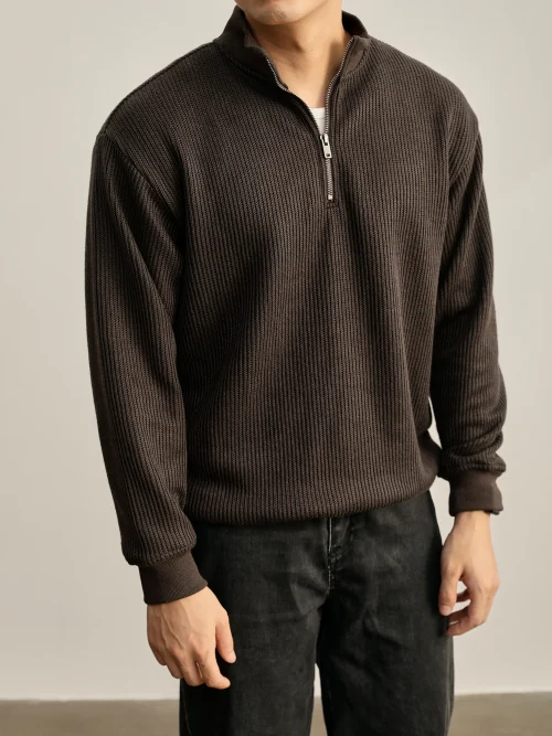 Una visión alternativa de Men's knitted sweater with a half-open collar and zipper design