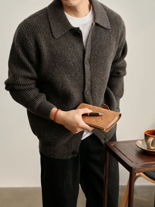 Autre point de vue sur le principe Men's knitted cardigan with lapel and button styles
