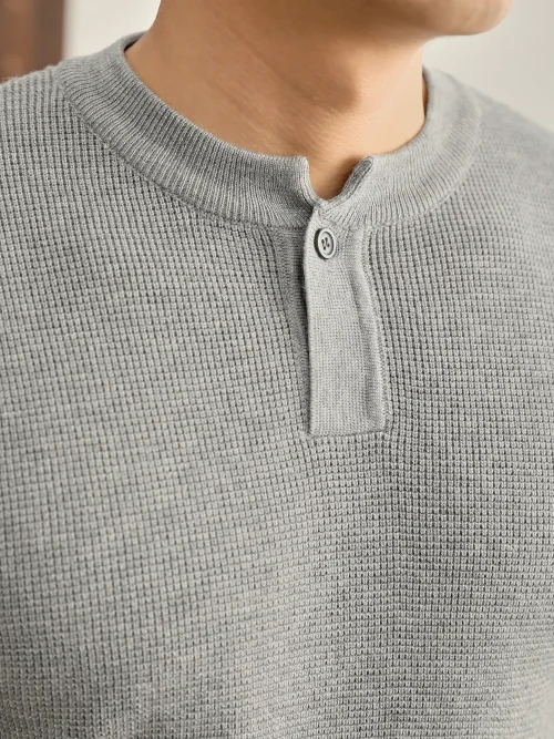 Autre point de vue sur le principe Men's knitted sweater with Henley collar and one button