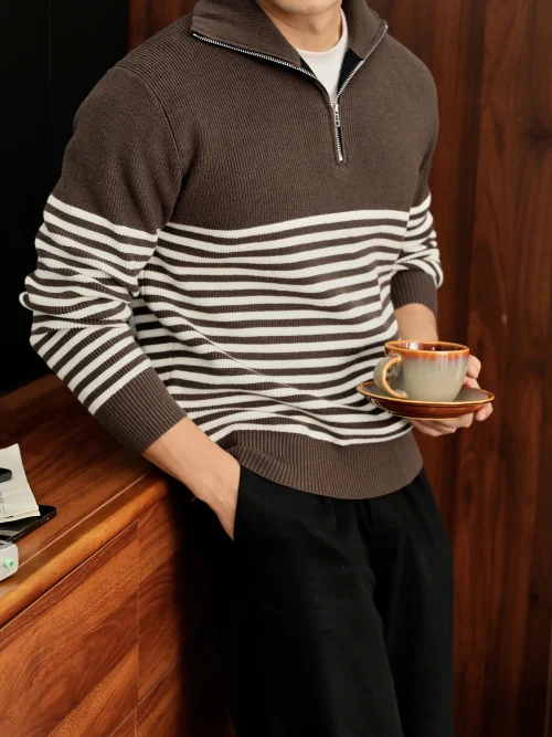 Alternative Sichtweise auf Men's knitted sweater with a semi-high neck and zipper