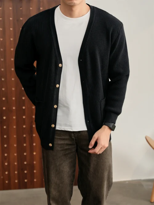 Alternative Sichtweise auf Men's knitted cardigan with a V-neck