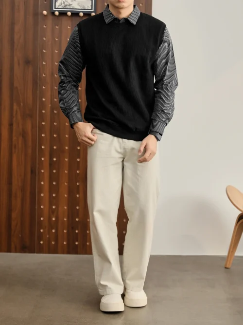 Una visión alternativa de The Men's T-shirt features a fake two-piece design with striped patchwork