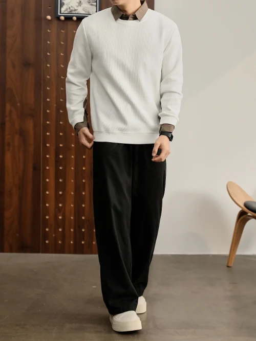 Una visión alternativa de The Men's T-shirt features a fake two-piece design with striped