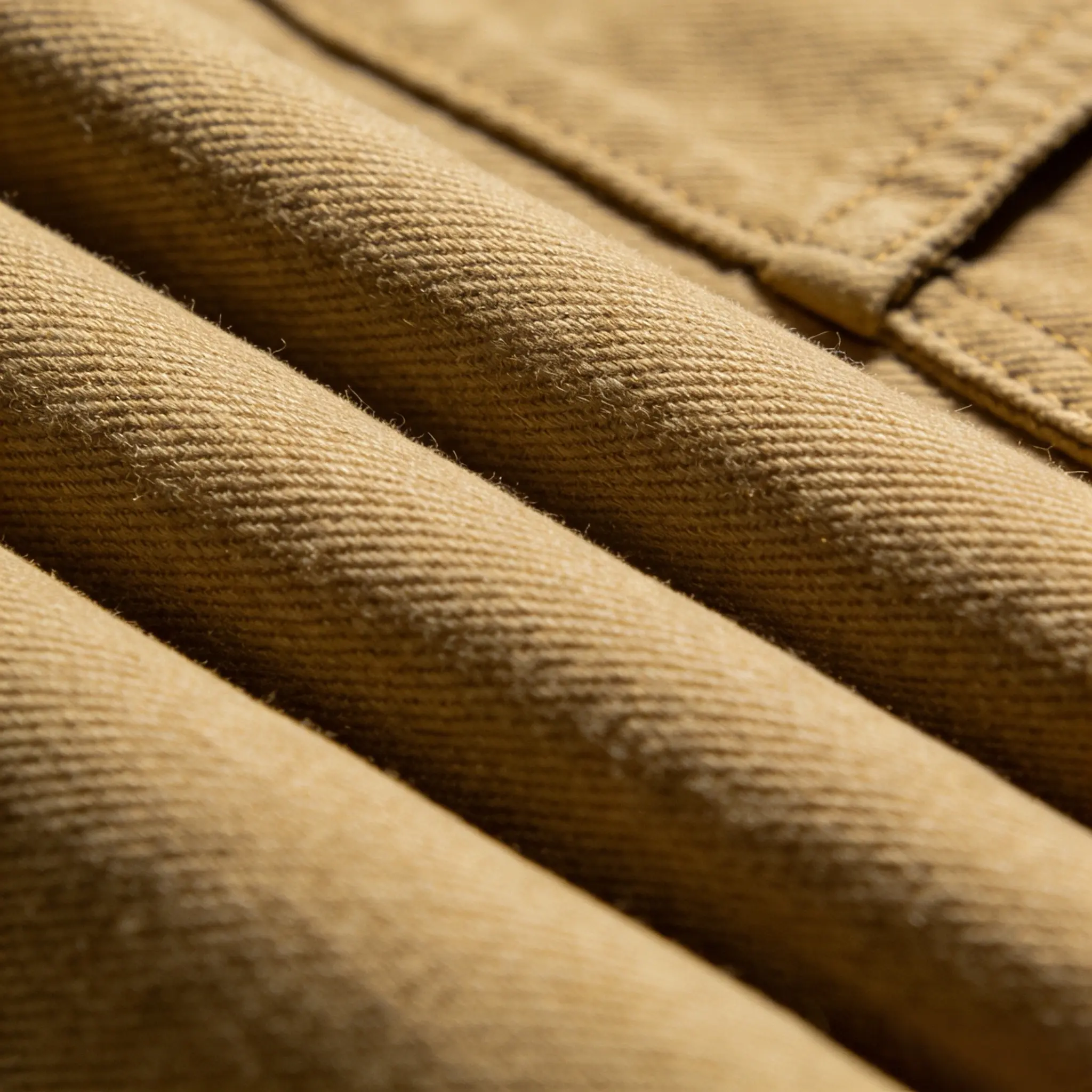 Primer plano de la textura de un tejido de lona de algodón resistente, que muestra la trama lisa y los detalles de fibra natural.